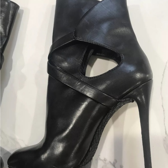 B Brian Atwood Factorium leather bootie Platform heel Size 6.5. buckle detail - Picture 9 of 16
